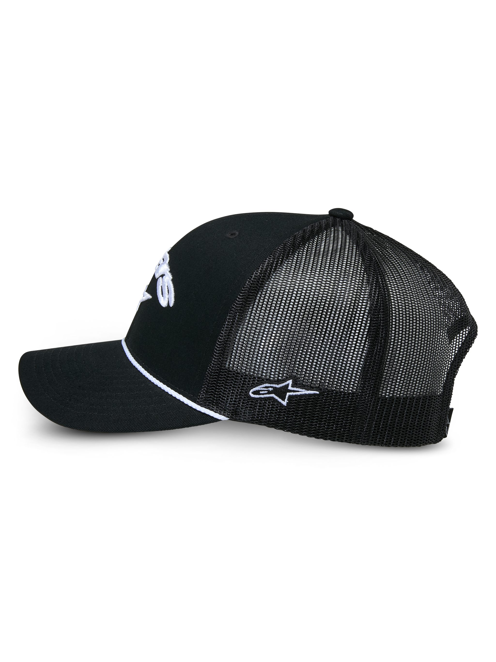 Alpinestars Agree Trucker Hat, schwarze Trucker-Kappe, Seitenansicht mit schwarzer Twill-Front und Mesh-Rückseite, weißes geflochtenes Seildetail, weiß bestickte Logos, lässige, vom Motorsport inspirierte Kopfbedeckung