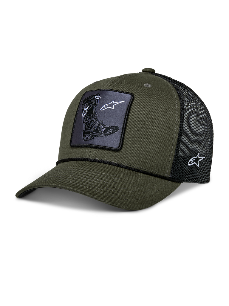 Alpinestars Booted Trucker Mütze, Trucker-Cap, Militärgrün und Schwarz, mit gewebtem Tech Boot-Aufnäher auf der Vorderseite, geflochtenem Seilbesatz und schwarzem Mesh-Gewebe hinten mit seitlicher Logo-Stickerei