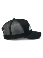 Alpinestars Ageless Trucker-Mütze, Schwarz, Seitenansicht mit strukturierter Krone und weißem bestickten Astars-Logo, gebogener Schirm und atmungsaktive schwarze Poly-Mesh-Einsätze an der Rückseite.