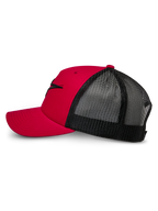 Alpinestars Ageless Trucker-Mütze, Rot und Schwarz, Seitenansicht mit gebogenem Schirm und strukturierter Vorderseite mit schwarzem 3D-gesticktem Astars-Logo, schwarze Mesh-Rückseite für Atmungsaktivität, klassisches, vom Motorsport inspiriertes Design