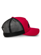 Alpinestars Ageless Trucker-Mütze, Rot und Schwarz, Seitenansicht mit roter strukturierter Front und gebogenem Schirm, schwarze atmungsaktive Mesh-Einsätze auf der Rückseite, lässige vom Motorsport inspirierte Kopfbedeckung