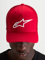 Alpinestars Ageless Snapback Kappe, Sportswear-Cap, rot mit weißem, gesticktem Astars-Logo, strukturierter Krone und gebogenem Schirm, getragen von einem Model