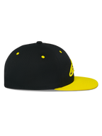 Alpinestars Thickness Snapback Mütze, Seitenansicht, schwarze Krone mit neongelbem flachem Schirm und Ösen, 3D-Sticklogo auf der Vorderseite, lässige, vom Motorsport inspirierte Kopfbedeckung