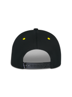 Alpinestars Thickness Snapback Mütze, Schwarz und Hi-Vis Gelb, Rückansicht mit verstellbarem Snapback-Verschluss, gelben gestickten Ösen, strukturierter Krone, lässige Motorsport-Kopfbedeckung