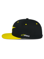 Alpinestars Thickness Snapback Mütze, Schwarz und Hi-Vis Gelb, Seitenprofil, strukturierte Krone mit gelben Belüftungsösen und flachem gelbem Schirm, besticktes Astars-Logo an der Seite, lässige Motorsport-Kopfbedeckung