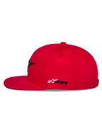 Alpinestars Thickness Snapback Cap, Rot, Seitenansicht, flacher Schirm und strukturierte Krone, weiß-schwarze Astars-Stickerei an der Seite, lässige, vom Motorsport inspirierte Kopfbedeckung