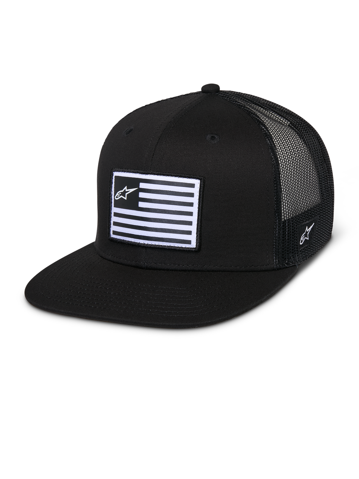 Alpinestars Flag Flat Trucker Hat, Schwarz, flacher Schirm mit strukturierter Krone, atmungsaktive schwarze Mesh-Rückseite, rechteckiger Front-Patch mit horizontalen Streifen und Stern-Logo, seitliche Stickerei, lässiges motorsport-inspiriertes Design