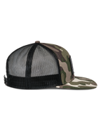Alpinestars Flag Flat Trucker-Mütze, Grünes Camouflage und Schwarz, Seitenprofil mit flachem Camouflage-Schirm, strukturierter Front und atmungsaktiver schwarzer Mesh-Rückseite, Snapback-Verschluss, lässige Motorsport-Kopfbedeckung