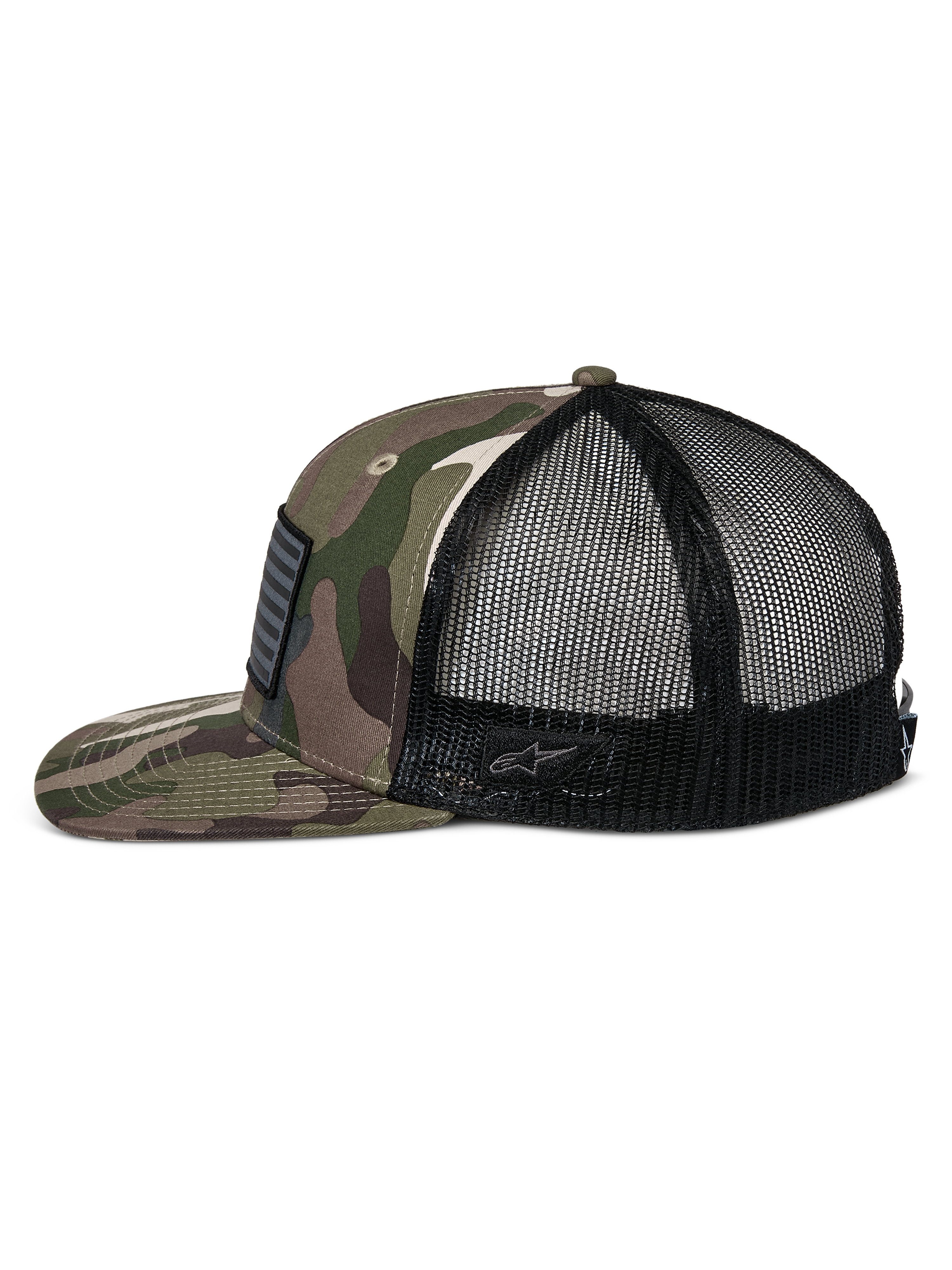Alpinestars Flag Flat Trucker-Mütze, Grünes Camo und Schwarz, flacher Schirm und strukturierte Krone, Camouflage-Twill-Vorderseite mit schwarzer Mesh-Rückseite, Seitenansicht mit Merrow-Flaggen-Patch und gesticktem Logo, lässige vom Motorsport inspirierte Streetwear