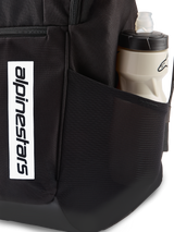 Alpinestars Defcon V3 Rucksack, schwarzer Tagesrucksack, Nahaufnahme der seitlichen Netztasche mit Wasserflasche, vertikales weißes Logo-Branding auf der Vorderseite, strapazierfähiges 600D-Polyester-Material