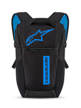 Alpinestars Defcon V3 Rucksack, Schwarz und Blau, kleiner Tagesrucksack mit leuchtend blauem Astars-Logo und vertikalem Branding, Fronttasche mit Reißverschluss, gepolsterte Schultergurte mit blauem Air-Mesh, strapazierfähiges 600D-Polyester-Material