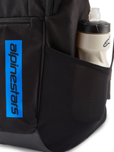 Alpinestars Defcon V3 Rucksack, Schwarz und Blau, Nahaufnahme der seitlichen Netztasche mit Wasserflasche und vertikalem blauen Logo-Branding auf robustem schwarzem Stoff