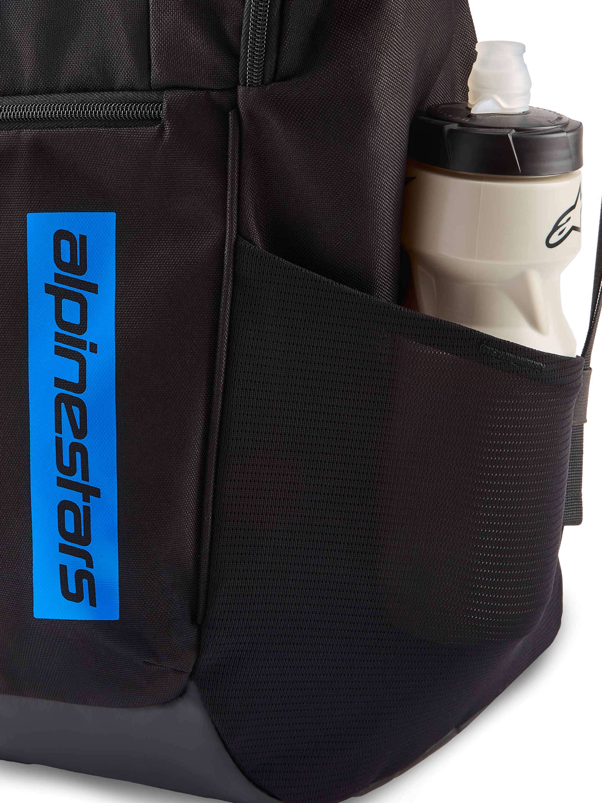 Alpinestars Defcon V3 Rucksack, Schwarz und Blau, Nahaufnahme der seitlichen Netztasche mit Wasserflasche und vertikalem blauen Logo-Branding auf robustem schwarzem Stoff