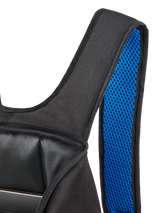 Alpinestars Defcon V3 Rucksack, Schwarz und Blau, Nahaufnahme des gepolsterten Schultergurts mit leuchtend blauem Air-Mesh-Futter und offenem Hauptfach, strapazierfähige Textilkonstruktion für den täglichen Freizeitgebrauch