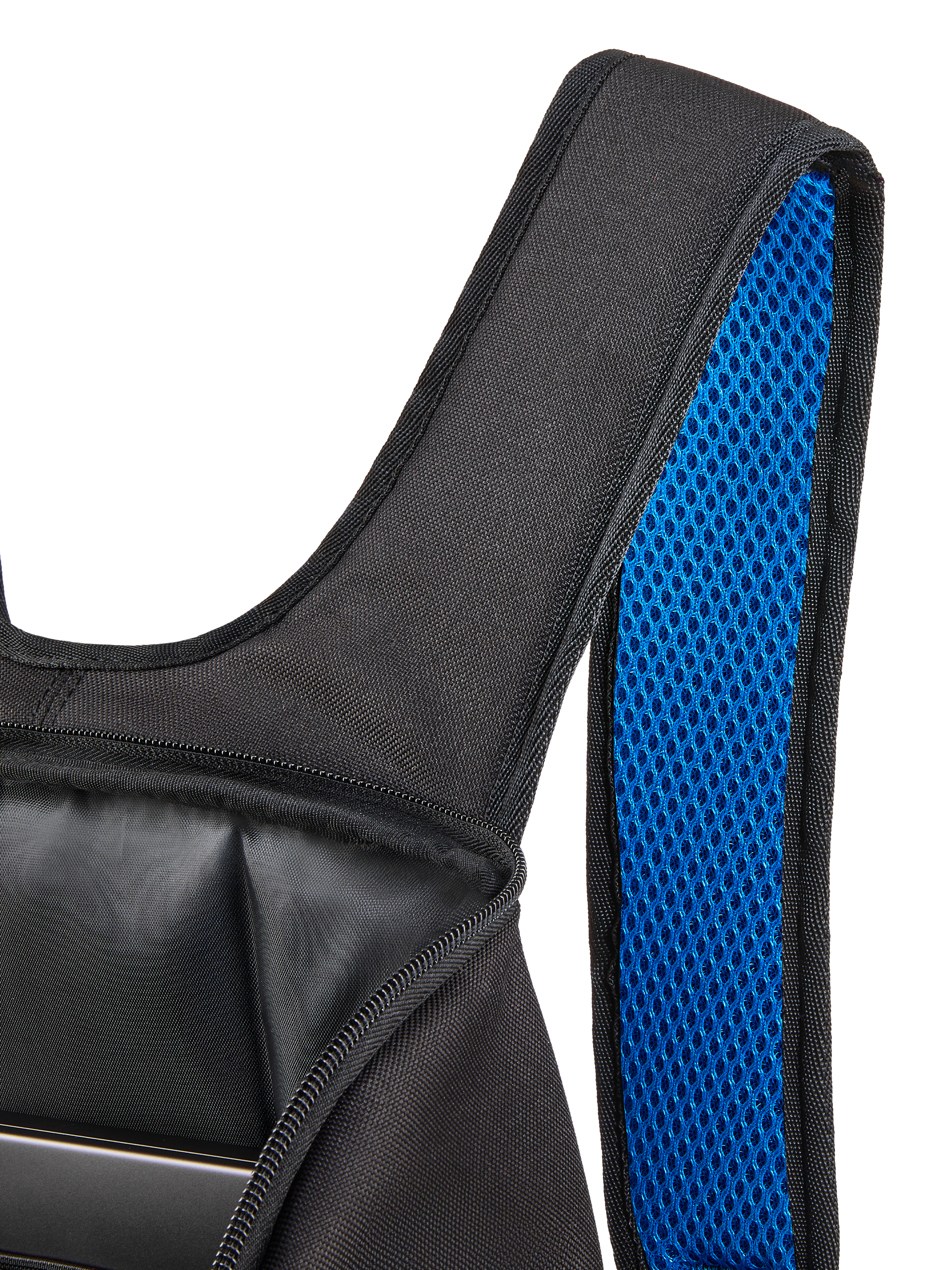 Alpinestars Defcon V3 Rucksack, Schwarz und Blau, Nahaufnahme des gepolsterten Schultergurts mit leuchtend blauem Air-Mesh-Futter und offenem Hauptfach, strapazierfähige Textilkonstruktion für den täglichen Freizeitgebrauch