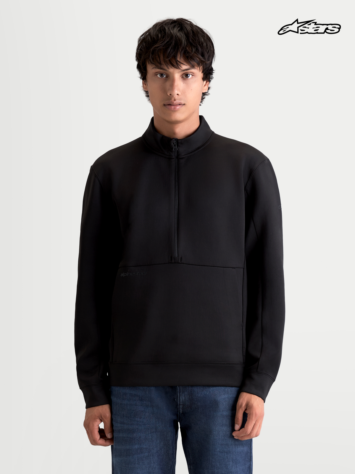 Alpinestars Apera Half-Zip Sweatshirt, Freizeitsport-Pullover in Schwarz, Vorderansicht getragen von einem Model mit Halbreißverschluss und Kängurutasche