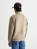 Alpinestars Apera Half-Zip Sweatshirt, Herren-Sportswear-Fleece-Pullover in Beige, Tri-Blend-Double-Face-Fleece-Konstruktion, Rückansicht am Modell mit raffinierten Ärmelnähten und Stehkragen.