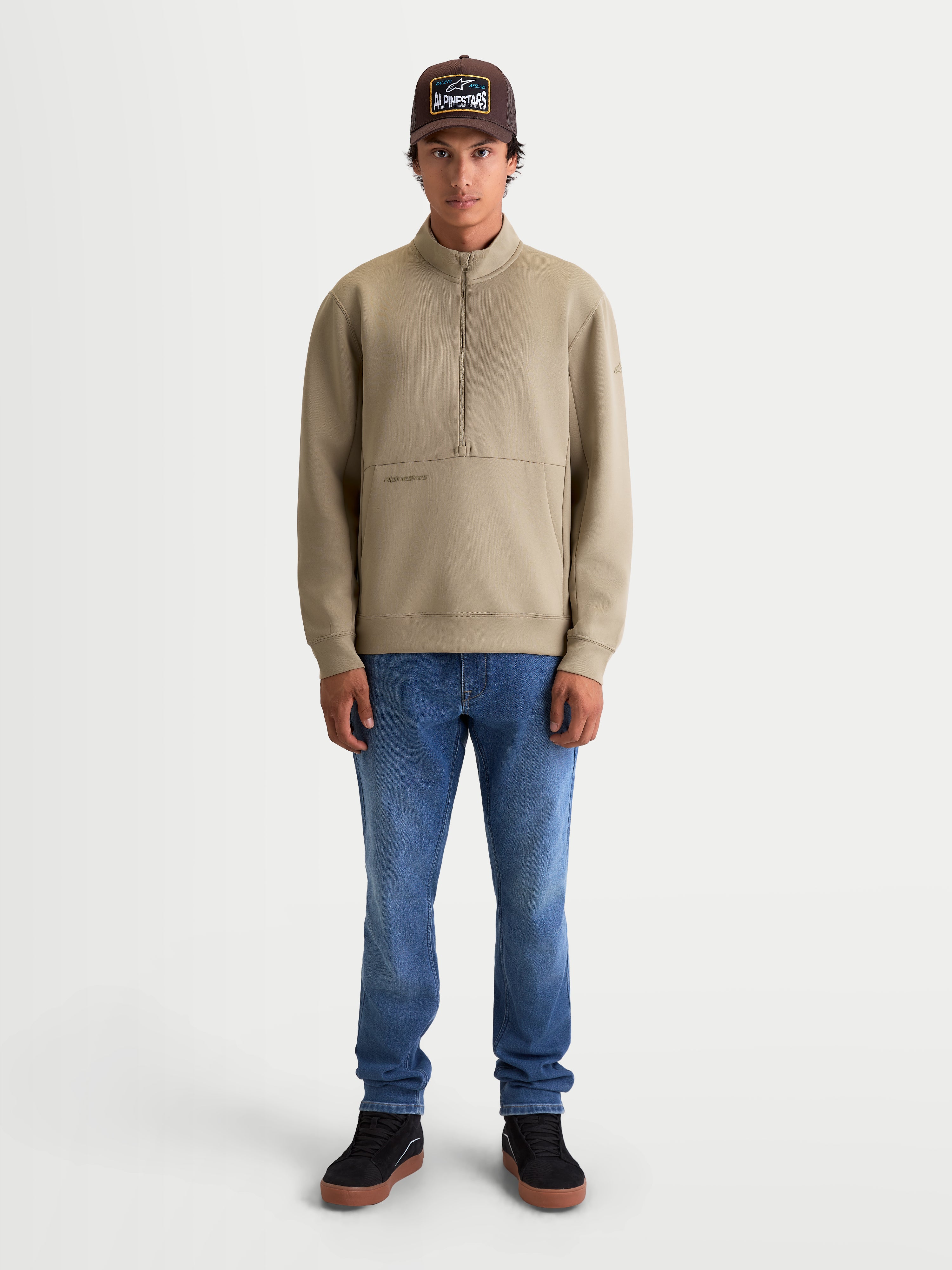 Alpinestars Apera Half-Zip Sweatshirt, Herren-Sportswear-Pullover, Beige, Motorsport-inspirierter Fleece mit Kängurutasche und Halbreißverschluss, Premium-Tri-Blend-Konstruktion.
