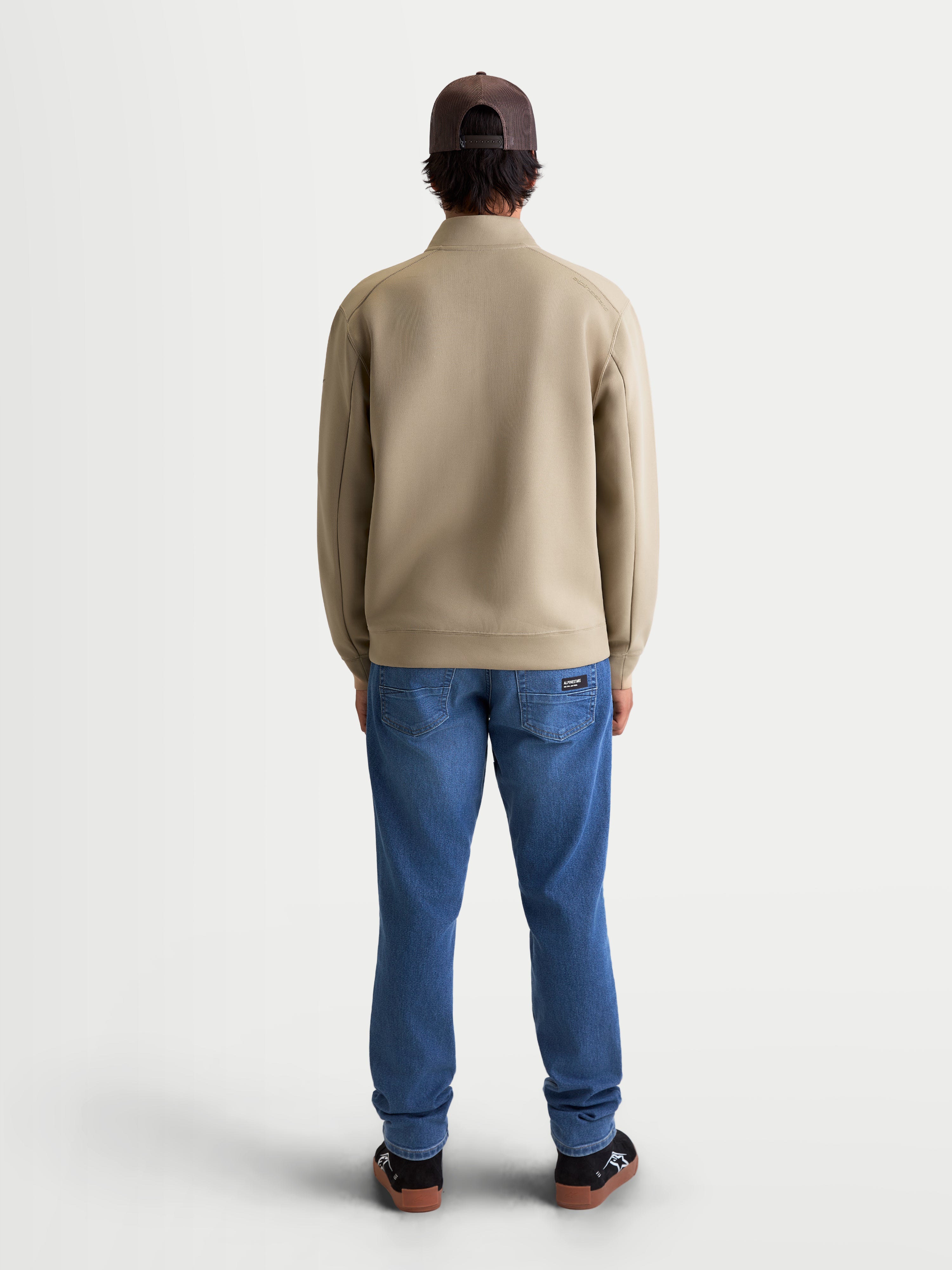 Alpinestars Apera Half-Zip Sweatshirt, Sportswear-Pullover, Unisex, Putty Beige, Tri-Blend-Double-Face-Fleece-Konstruktion mit raffinierten Ärmelnähten, Rückansicht am Modell.