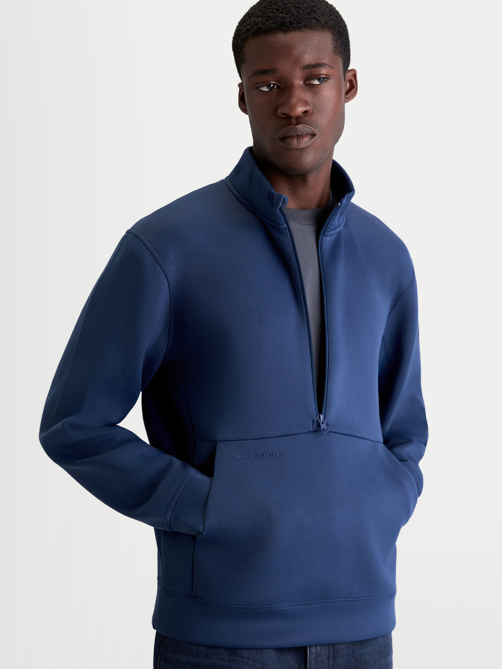 Alpinestars Apera Half-Zip-Sweatshirt, Herren-Sportswear-Pullover in Blau, mit Halbreißverschluss, Kängurutasche mit tonalem Branding und mit Mesh gefütterter Kapuze, Premium-Tri-Blend-Fleece für täglichen Freizeitkomfort.