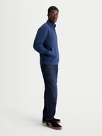 Alpinestars Apera Half-Zip-Sweatshirt, Herren-Sportswear-Pullover für Motorsport-Style und täglichen Komfort, Blau (Steel Blue), Tri-Blend-Fleece mit Halbreißverschluss, Kängurutasche und tonalen HD-Logo-Prints, am Model in Seitenansicht.