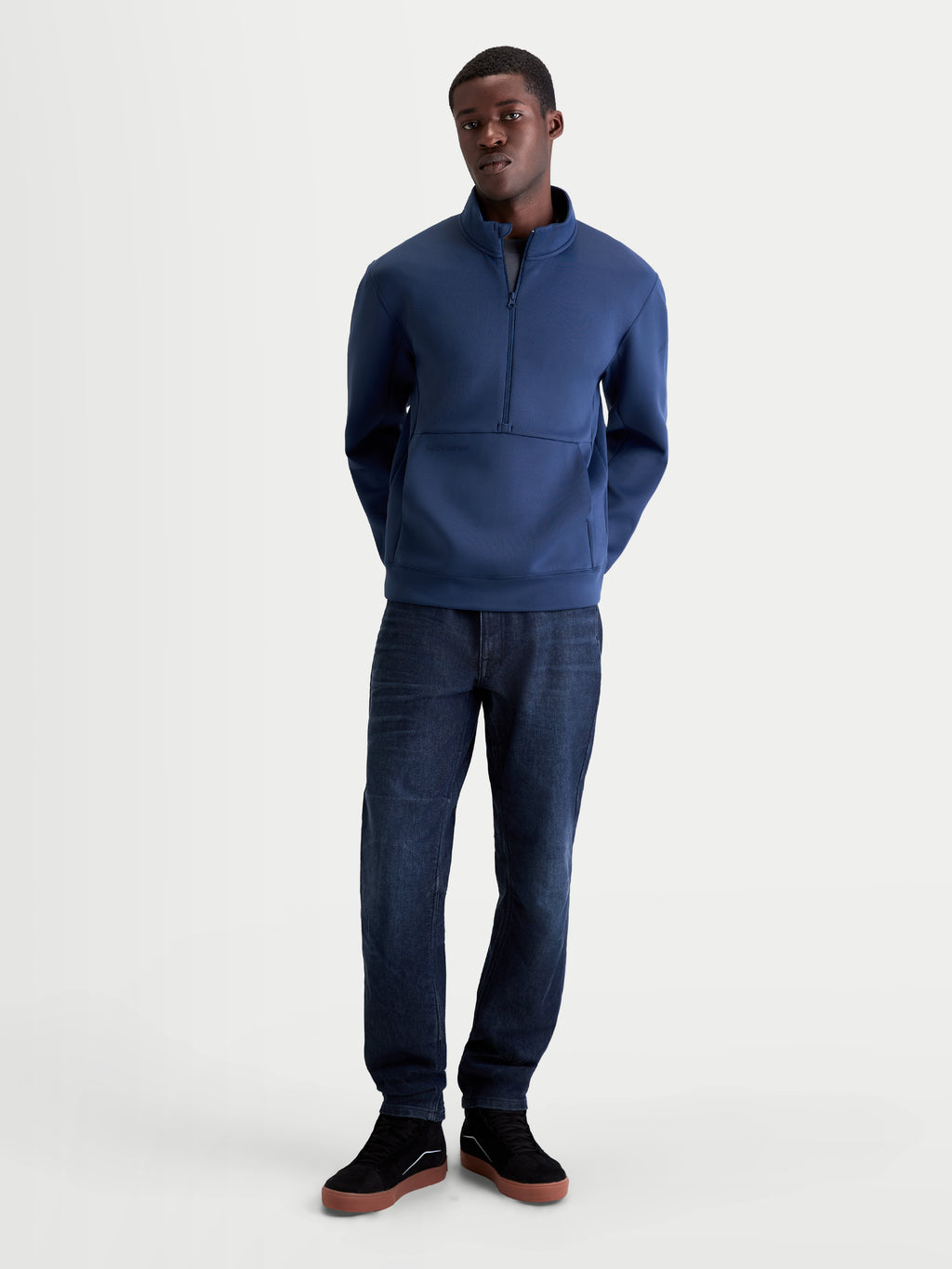 Alpinestars Apera Half-Zip-Sweatshirt, Herren-Sportswear-Pullover, Blau (Stahlblau), mit Halbreißverschluss, Stehkragen und Kängurutasche, aus Tri-Blend-Doppelgewebe-Fleece, motorsport-inspirierter Freizeitstil, am Modell gezeigt.