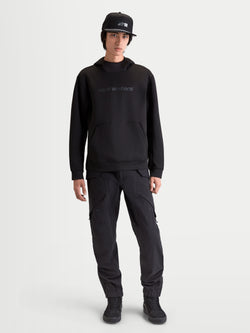 Alpinestars Datrix Hoodie, Herren-Sportswear-Kapuzenpullover, Schwarz, mit tonalem HD-Branding, Mesh-gefütterter Kapuze und Tri-Blend-Double-Face-Fleece-Konstruktion, Motorsport-inspirierter Freizeitstil am Modell.