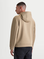 Alpinestars Datrix Hoodie, Motorsport-Kapuzenpullover für Herren, Braun (Putty), Double-Face-Fleece-Konstruktion mit Mesh-gefütterter Kapuze und tonalem Branding, Rückansicht am Modell.
