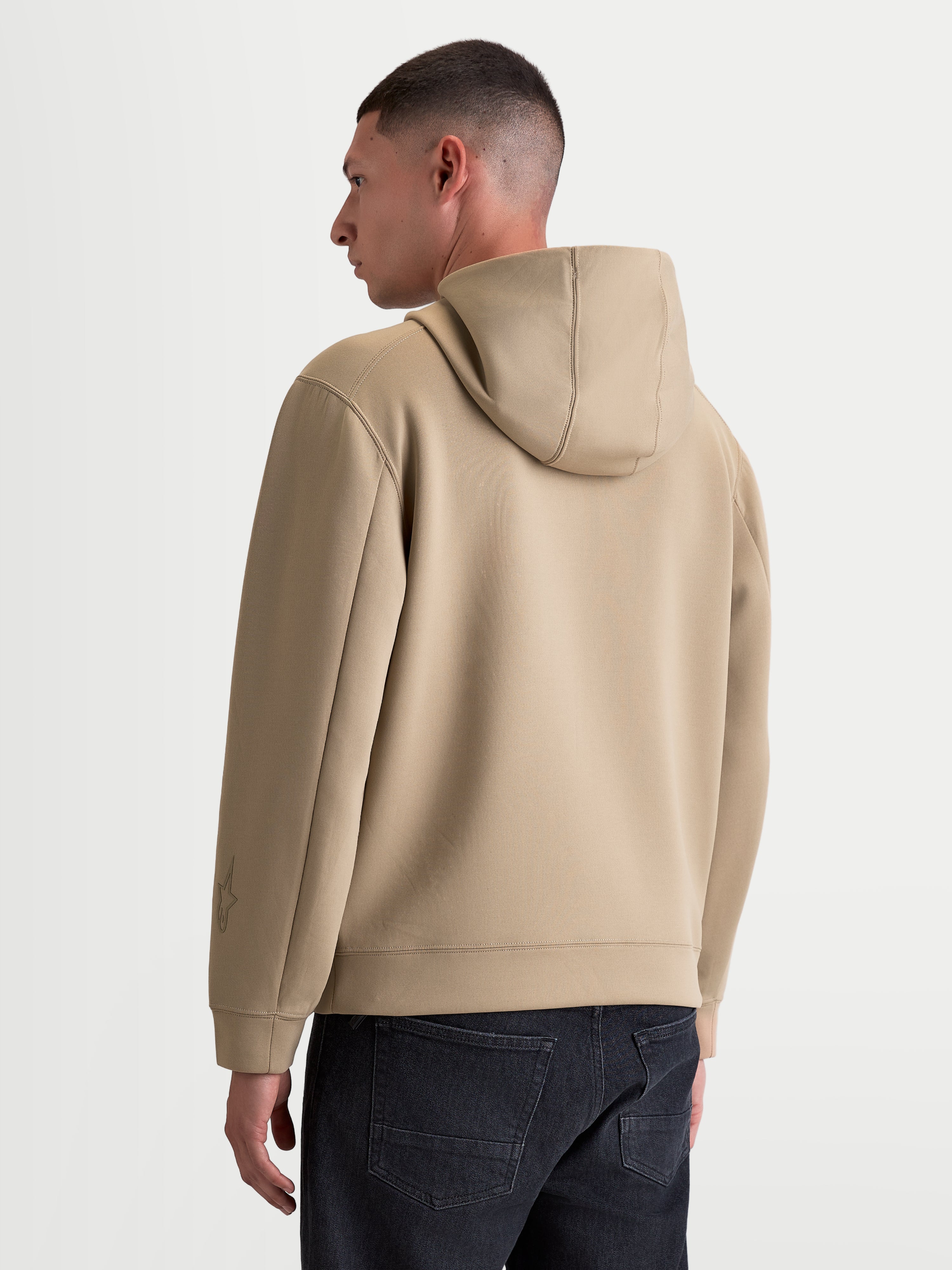 Alpinestars Datrix Hoodie, Motorsport-Kapuzenpullover für Herren, Braun (Putty), Double-Face-Fleece-Konstruktion mit Mesh-gefütterter Kapuze und tonalem Branding, Rückansicht am Modell.