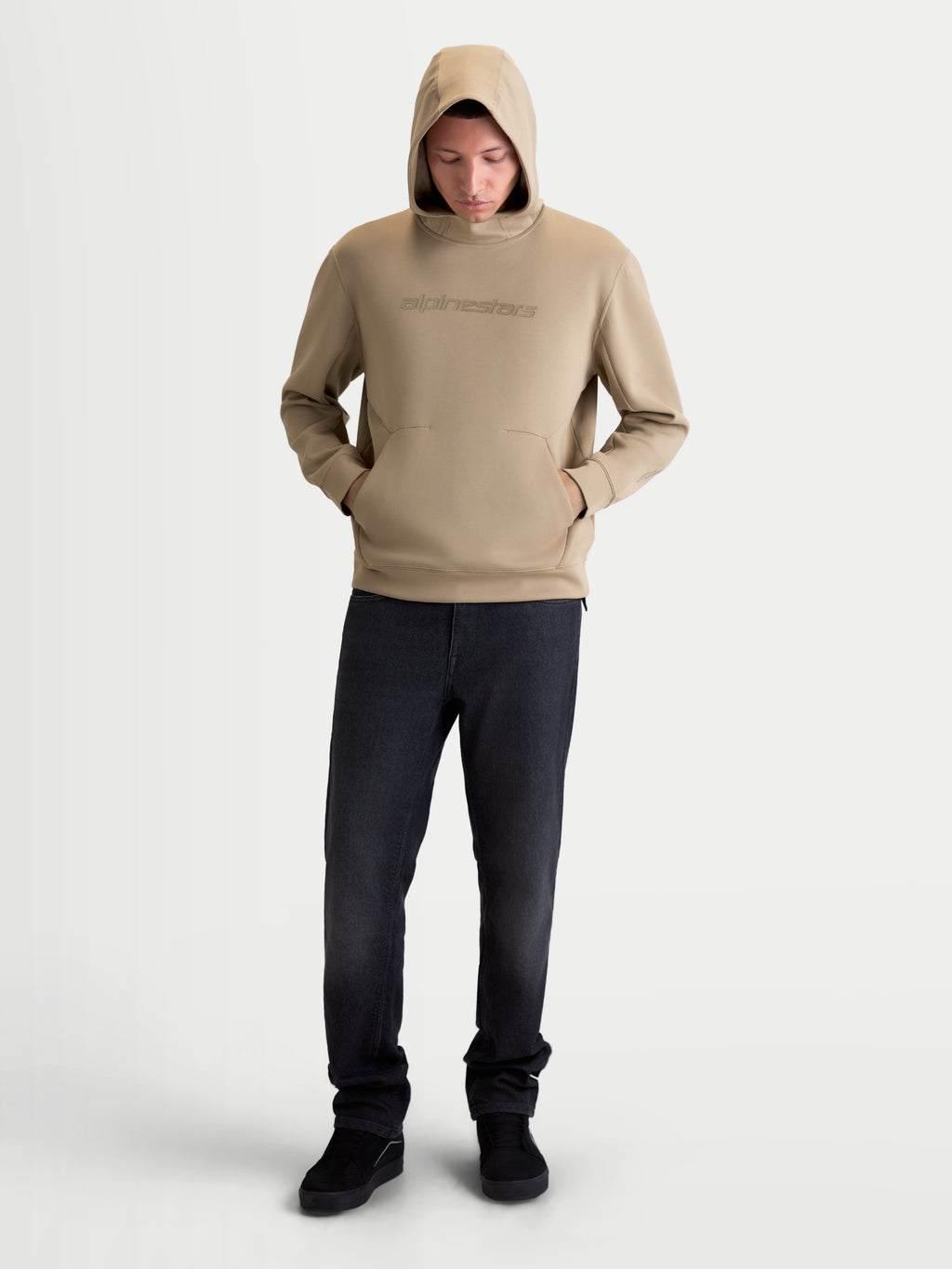 Alpinestars Datrix Hoodie, Sportswear-Kapuzenpullover für Herren und Damen, Putty Beige, mit tonalem HD-Branding auf der Brust, einer Mesh-gefütterten Kapuze und einer Tasche mit Abnäherdetail aus weichem Double-face-Fleece.