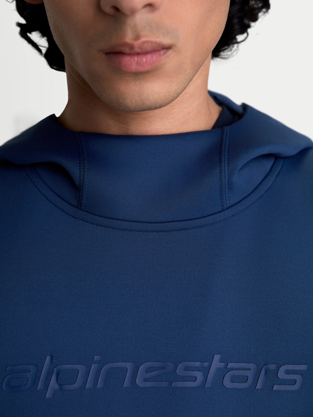 Alpinestars Datrix Hoodie, Sportswear Kapuzenpullover für Damen und Herren, Blau, Detailansicht des tonalen HD-Alpinestars-Logos auf der Brust und der mesh-gefütterten Kapuzenhals-Konstruktion, hochwertiges Tri-Blend-Double-Face-Fleece.