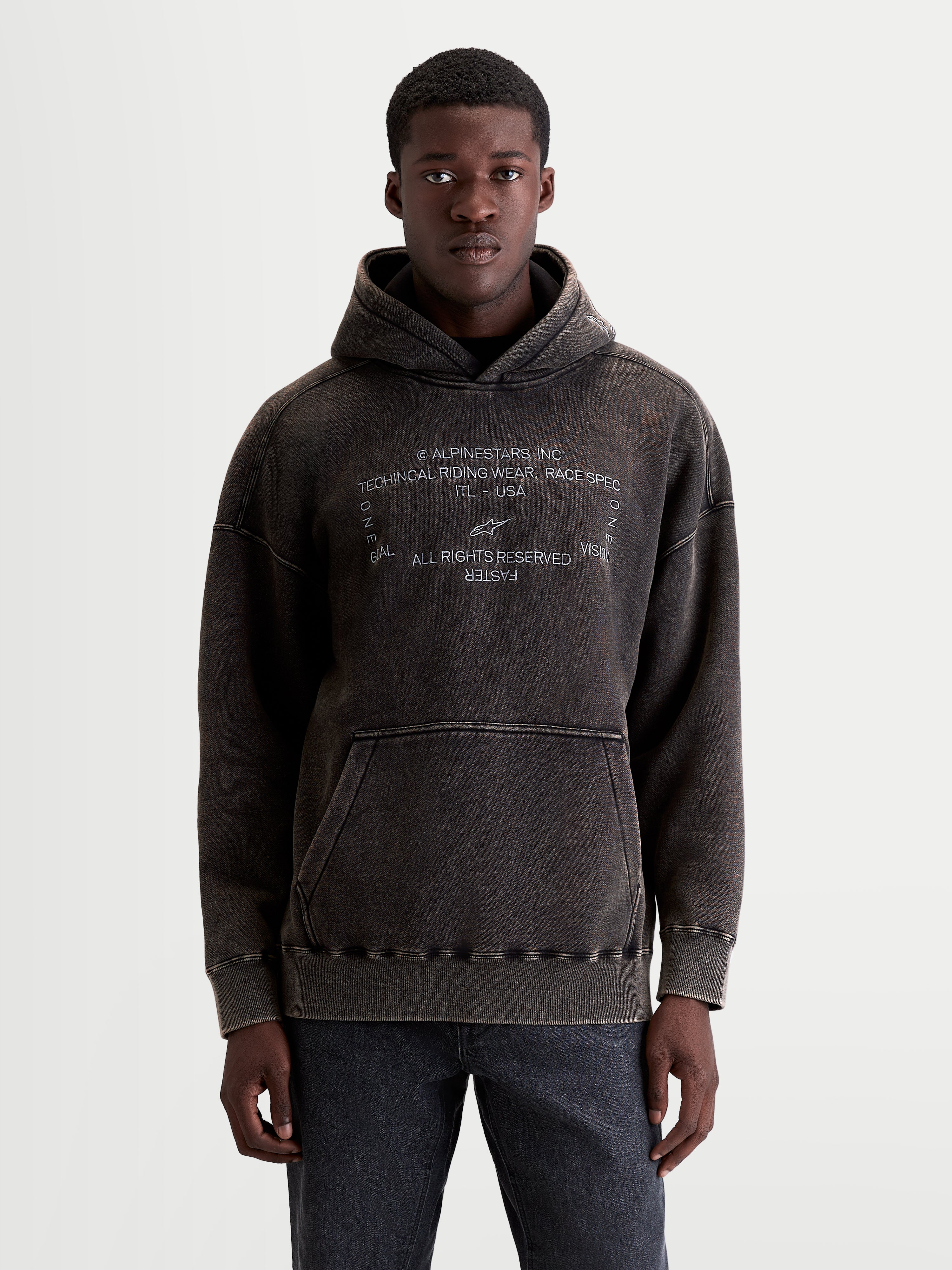 Alpinestars Infinite Washed Oversized Hoodie, Sportswear-Kapuzenpullover, Schwarz und Weiß, Snow-Wash-Fleece mit Kängurutasche und weißer Alpinestars-Logostickerei auf der Brust, On-Model-Vorderansicht.