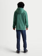 Alpinestars Shaw Oversized Hoodie, grüner Sportswear-Pullover, Rückansicht am Model, Unisex Relaxed Fit, weiches Fleece aus Baumwolle und recyceltem Polyester, mit selbstgefütterter Kapuze und Rippbündchen für täglichen Komfort.
