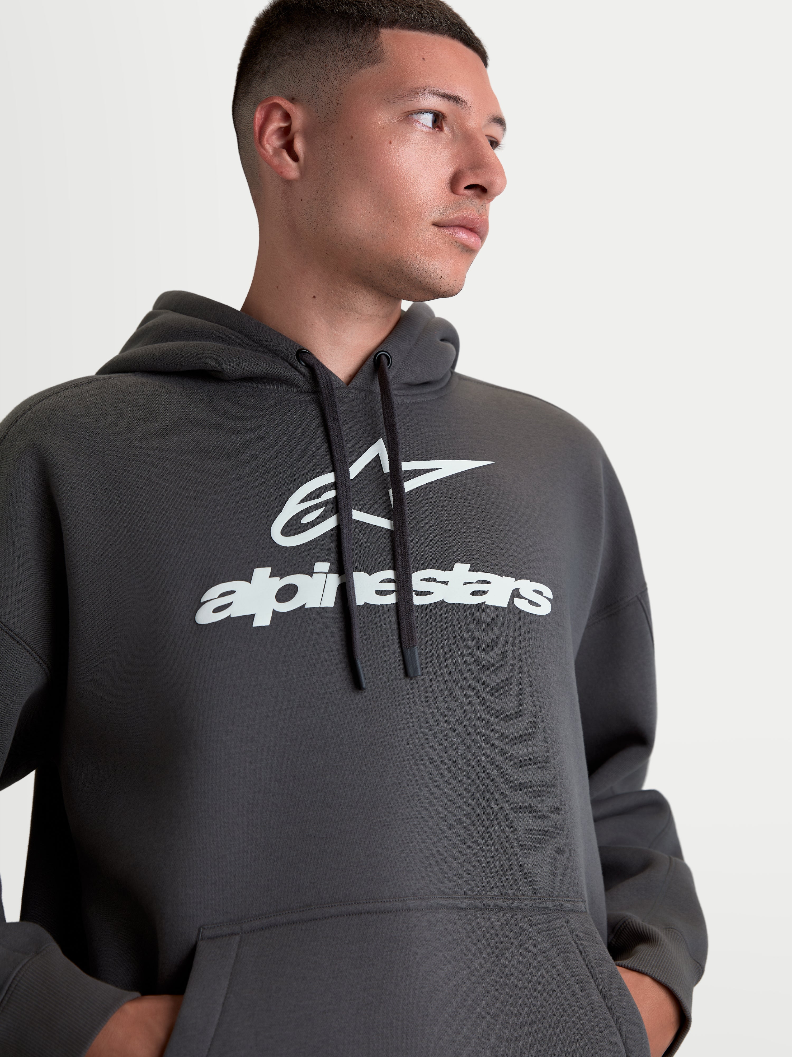 Alpinestars Prelude Oversized Hoodie, Sportswear-Kapuzenpullover für Herren, Grau, mit weißem Alpinestars Puff-Print-Logo auf der Brust, entspannte Oversized-Passform, Fleece-Material, Kängurutasche und Kapuze mit Kordelzug.