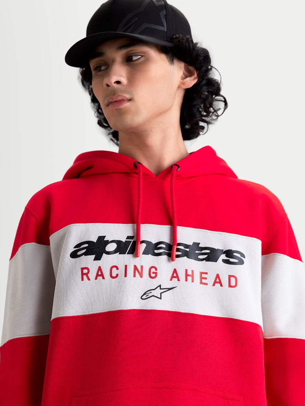 Alpinestars Cubic Hoodie, Sportswear-Kapuzenpullover, Unisex, Rot und Weiß, Color-Block-Design mit markantem Alpinestars Wortlogo und RACING AHEAD Grafik, weiche Konstruktion aus Baumwolle und recyceltem Polyester, On-Model-Ansicht.