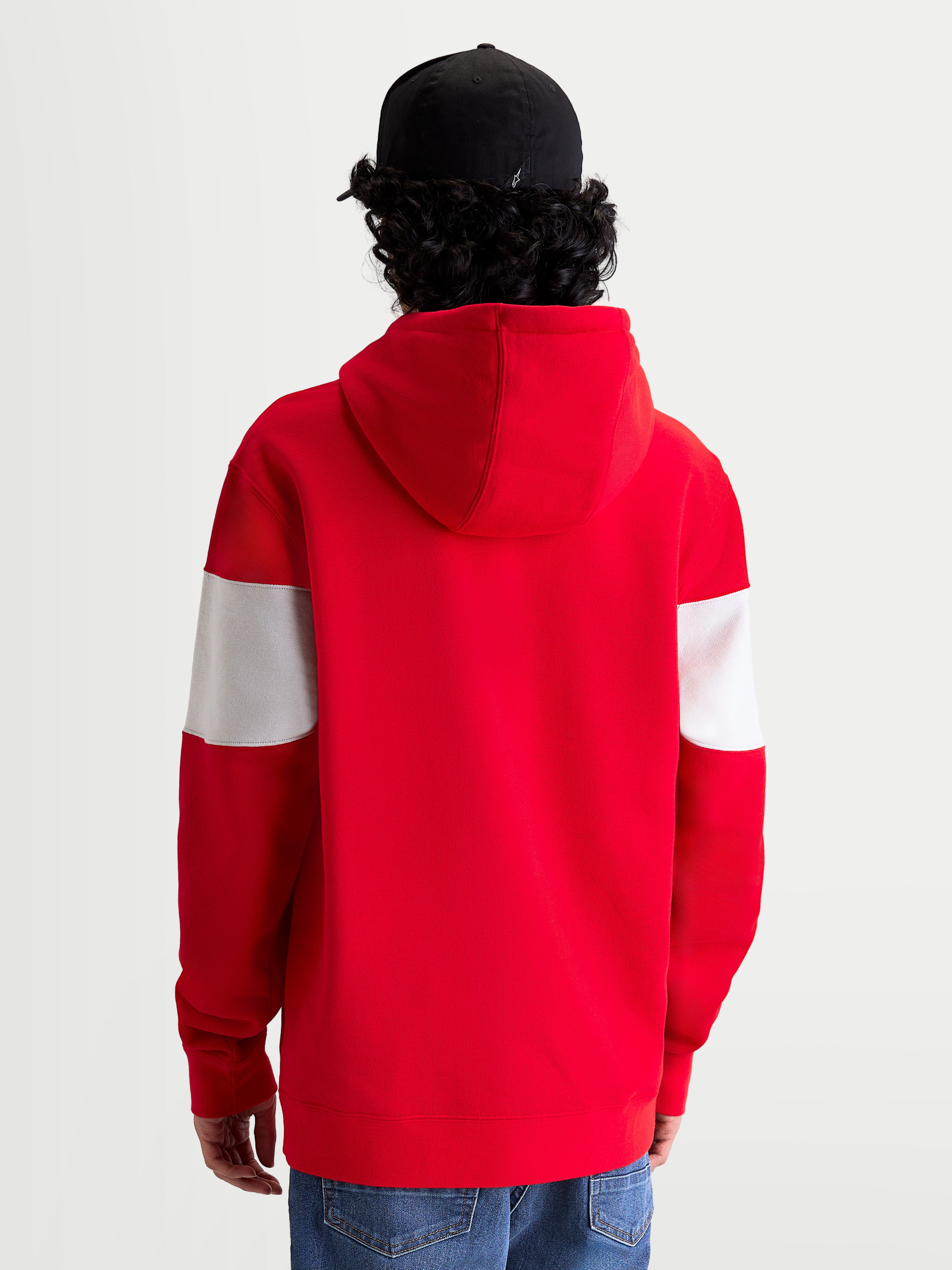 Alpinestars Cubic Hoodie, Sportswear-Kapuzenpullover aus Fleece, Rot und Weiß, Rückansicht am Modell mit schwarzer Kappe, mit Ärmeln im Farbblock-Design, gefütterter Kapuze und Rippbündchen für einen vom Motorsport inspirierten Look.
