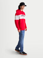 Alpinestars Cubic Hoodie, Herren-Sportswear-Kapuzenpullover in Rot und Weiß mit Color-Block-Design und Alpinestars-Wortlogo auf der Brust. Die Seitenansicht am Model zeigt die Kapuze mit Kordelzug, die Kängurutasche vorne und Rippbündchen für bequemen Off-Bike-Komfort.