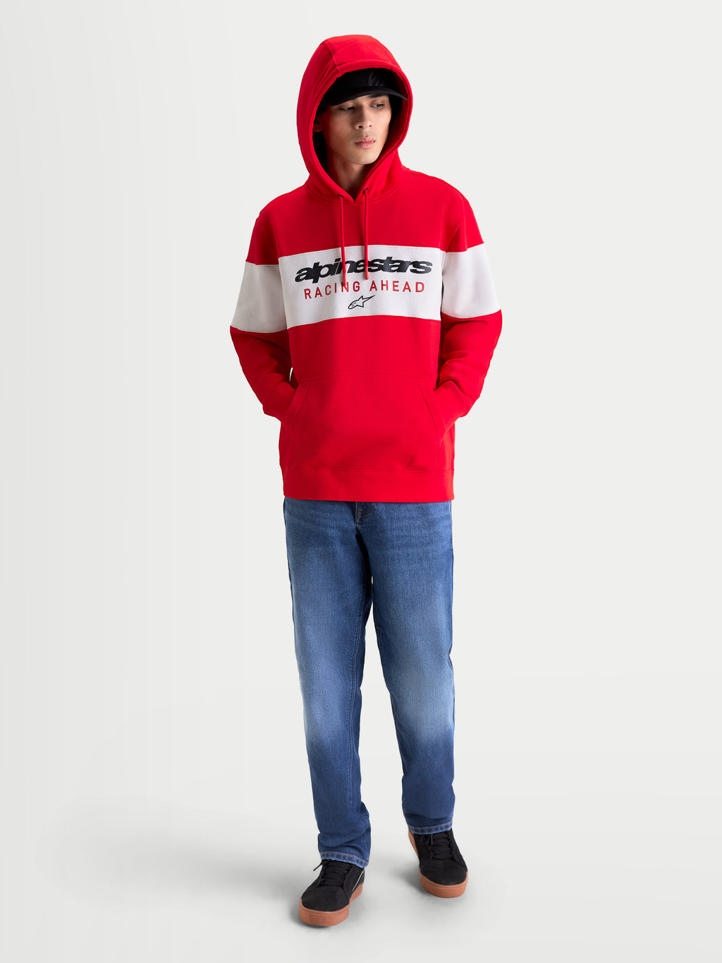 Alpinestars Cubic Hoodie, Sportswear-Fleece-Pullover für Herren und Damen, Rot und Weiß, mit Color-Block-Design und Alpinestars Racing Ahead Logo, gefütterter Kapuze und Rippbündchen für einen lässigen, vom Motorsport inspirierten Look.