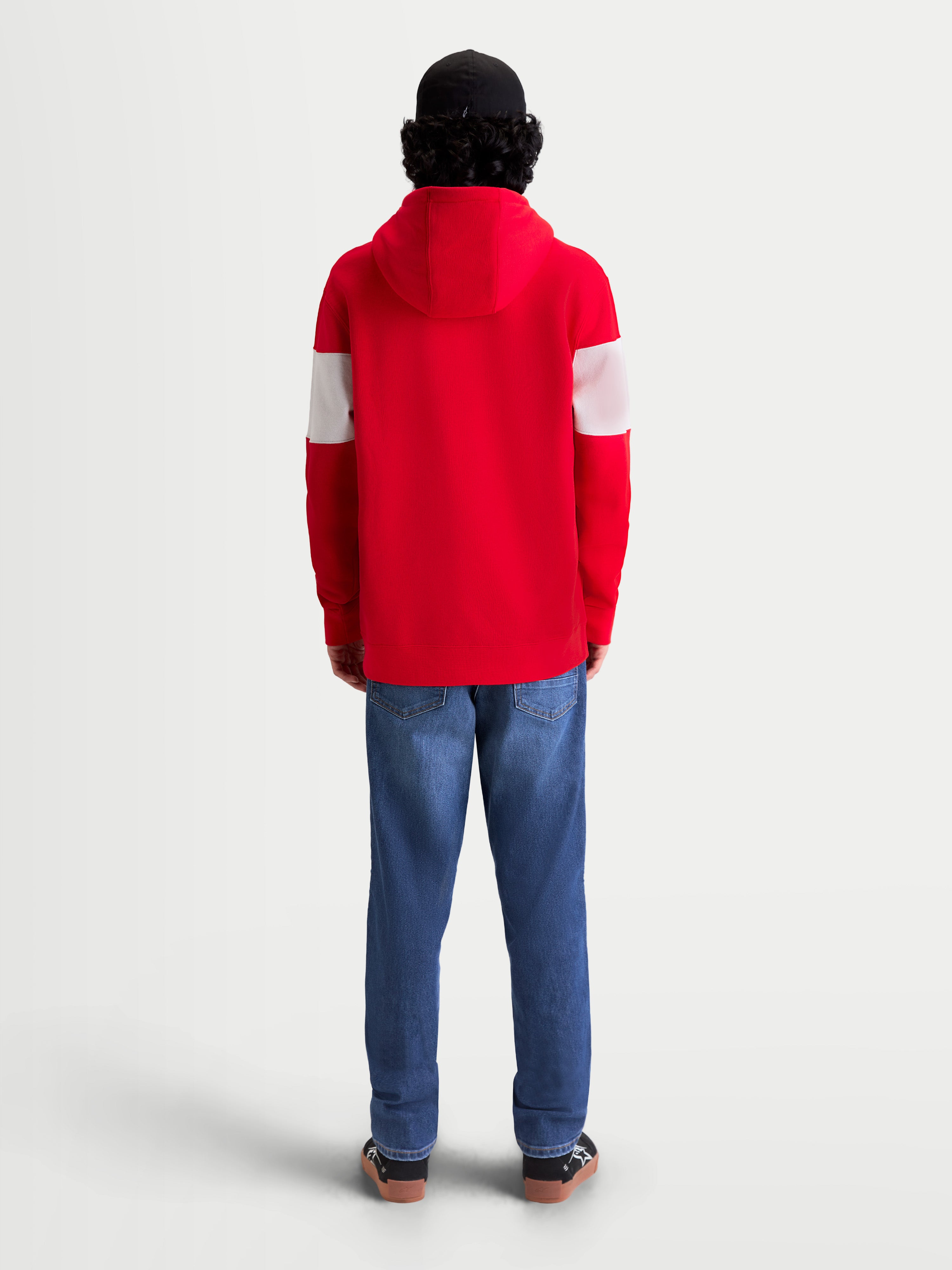 Alpinestars Cubic Hoodie, Herren-Kapuzenpullover für Sportswear, Rot und Weiß, Rückansicht am Model, Color-Block-Design an den Ärmeln, hochwertiges Baumwollmischgewebe.