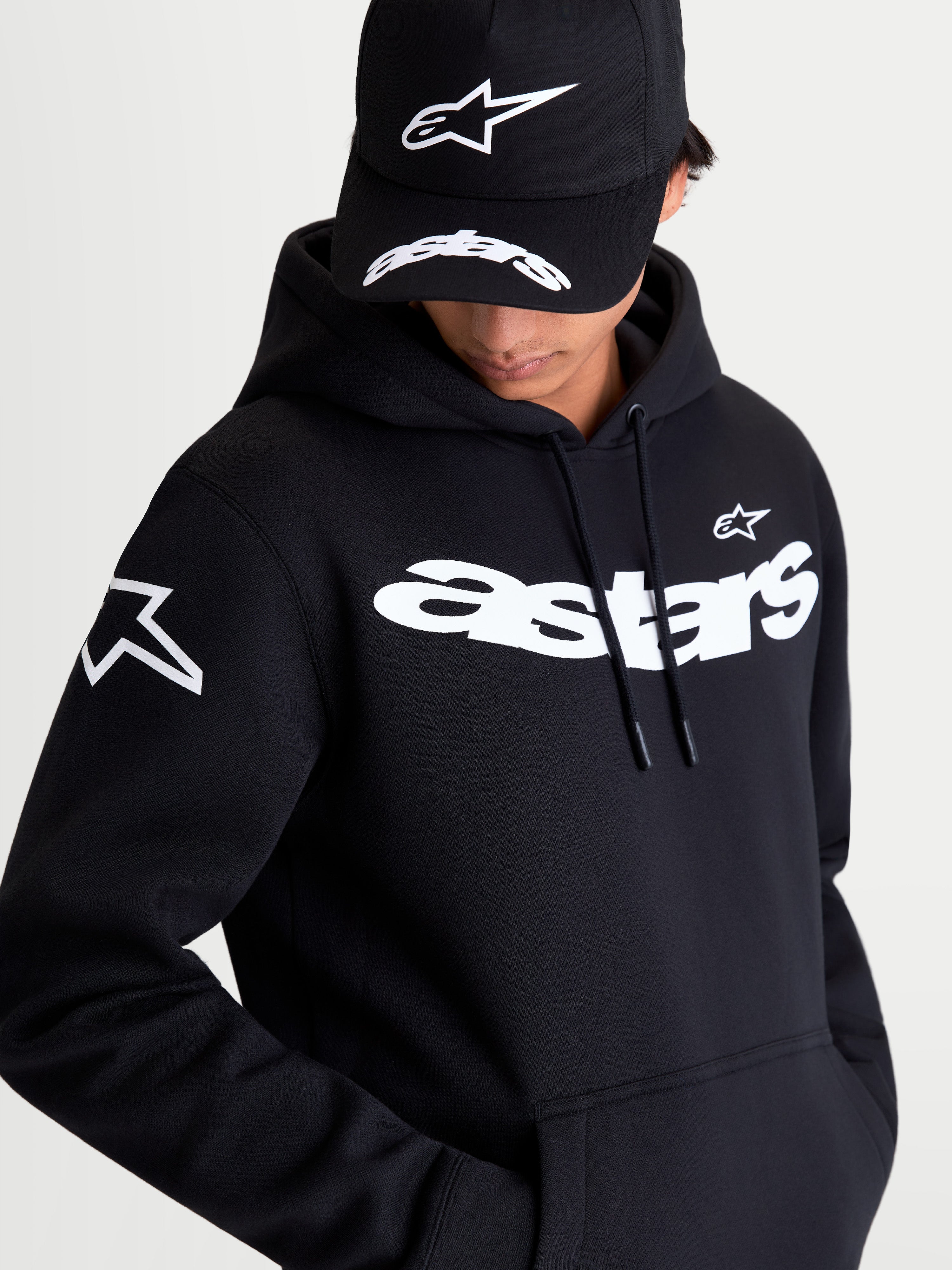 Alpinestars Velocifier Hoodie, Premium Sportswear Kapuzenpullover, Schwarz und Weiß, mit markantem Astars-Schriftzug auf der Brust und Logos an den Schultern, Baumwollmischgewebe für täglichen Komfort abseits des Bikes.