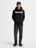 Alpinestars Velocifier Hoodie, Herren-Fleecepullover für die Freizeit, Schwarz und Weiß, Premium-Baumwollmischung, weißer Astars-Schriftzug auf der Brust und Logos an den Schultern, am Modell gezeigt mit passender Kappe.