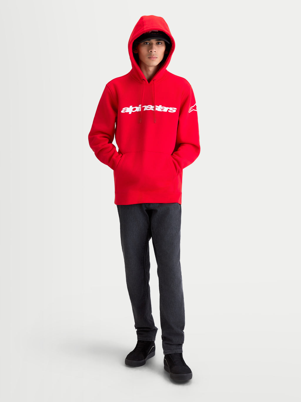 Alpinestars Race Wordmark Hoodie, Herren-Kapuzenpullover, Rot und Weiß, mit weißem linearem Alpinestars-Logo auf der Brust und Ageless-Logo am Ärmel, Fleece-Material aus Baumwollmischung, Kapuze mit Kordelzug, motorsport-inspirierte Freizeitkleidung.