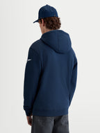 Alpinestars Race Wordmark Hoodie, Herren-Kapuzenpullover, Blau und Weiß, Rückansicht am Modell mit weißem Ageless-Logo am Ärmel und gefütterter Kapuze.