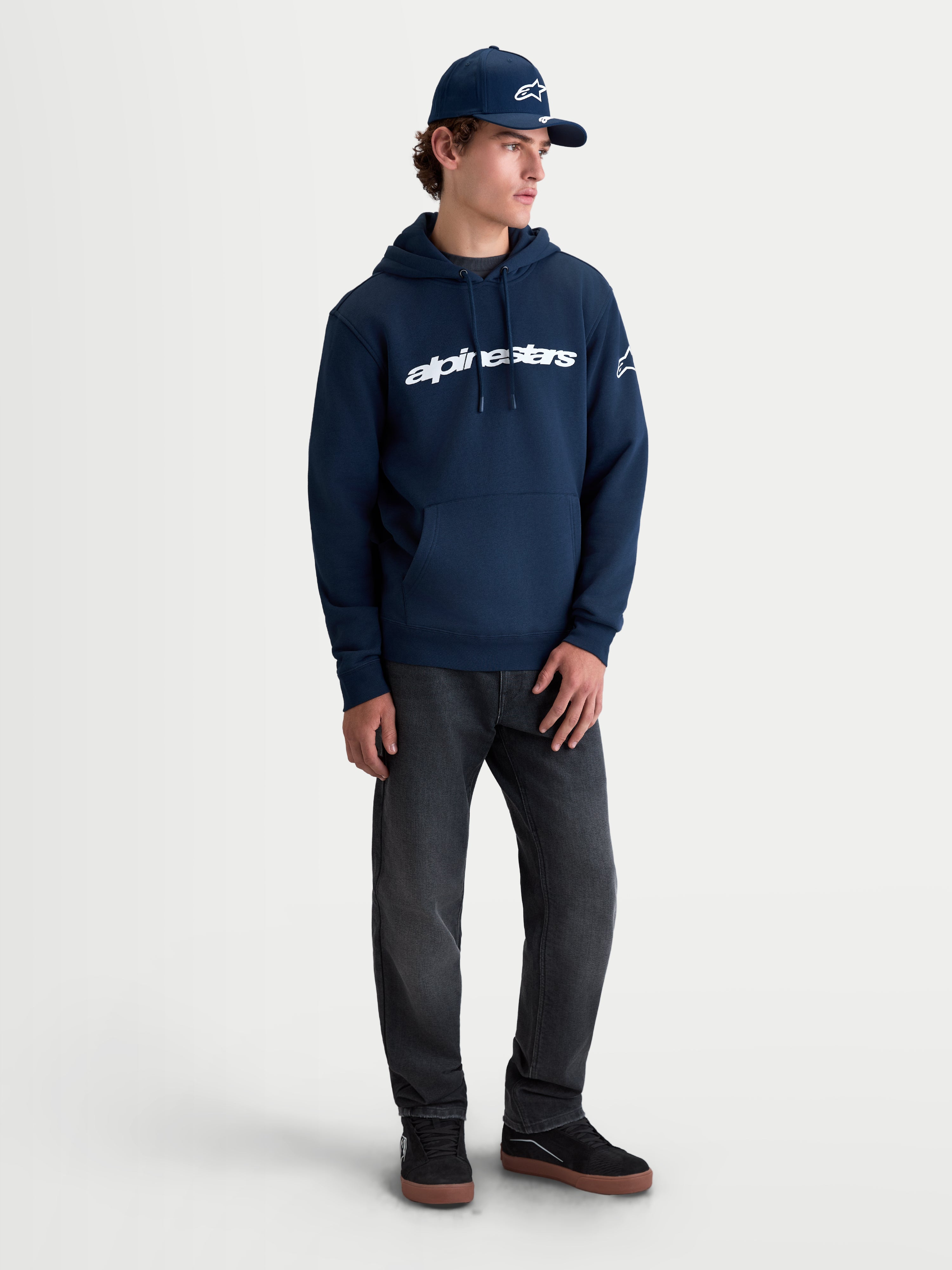 Alpinestars Race Wordmark Hoodie, Sportswear Kapuzenpullover für Herren und Damen, Navy-Blau und Weiß, mit markantem frontalen Alpinestars-Schriftzug und Logo am Ärmel, lässiger Motorsport-Lifestyle-Fleece aus Baumwoll-Mix mit Kapuze aus Eigenmaterial.