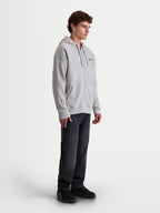 Alpinestars Entity Oversized Hoodie, Herren-Sportswear-Zip-Fleecejacke, Zementgrau, mit entspannter Passform, Vislon-Frontreißverschluss, selbstgefütterter Kapuze und Kängurutasche. On-Model-Aufnahme mit Stickerei-Details an Brust und Ärmel, entworfen für den lässigen Lifestyle und Motorsport-Enthusiasten.