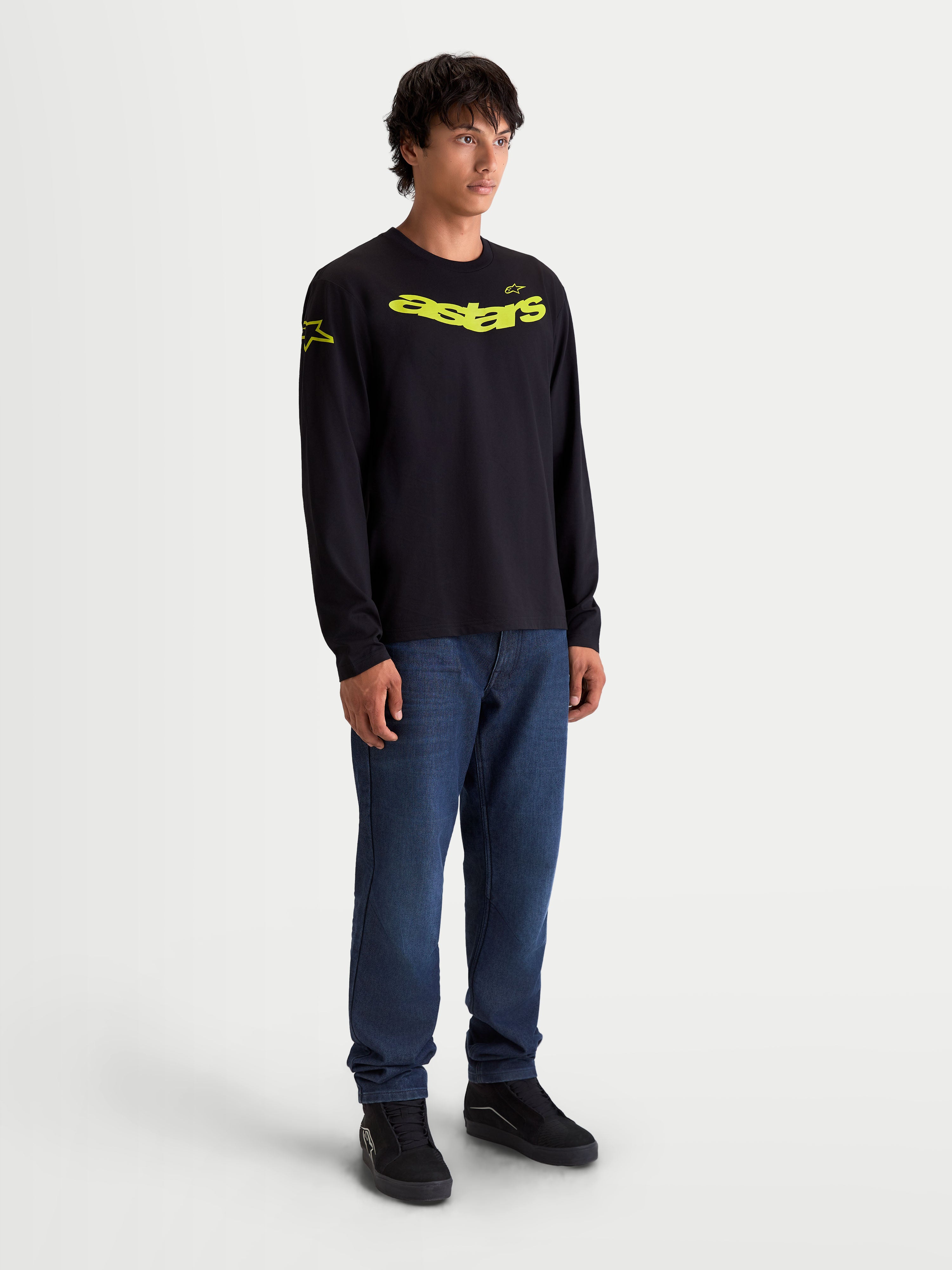 Alpinestars Velocifier CSF Langarm-T-Shirt für Herren, Sportswear-Oberteil in Schwarz und Gelb mit gebogener Astars-Grafik auf der Brust und Logos auf den Schultern, Motorsport-Look.