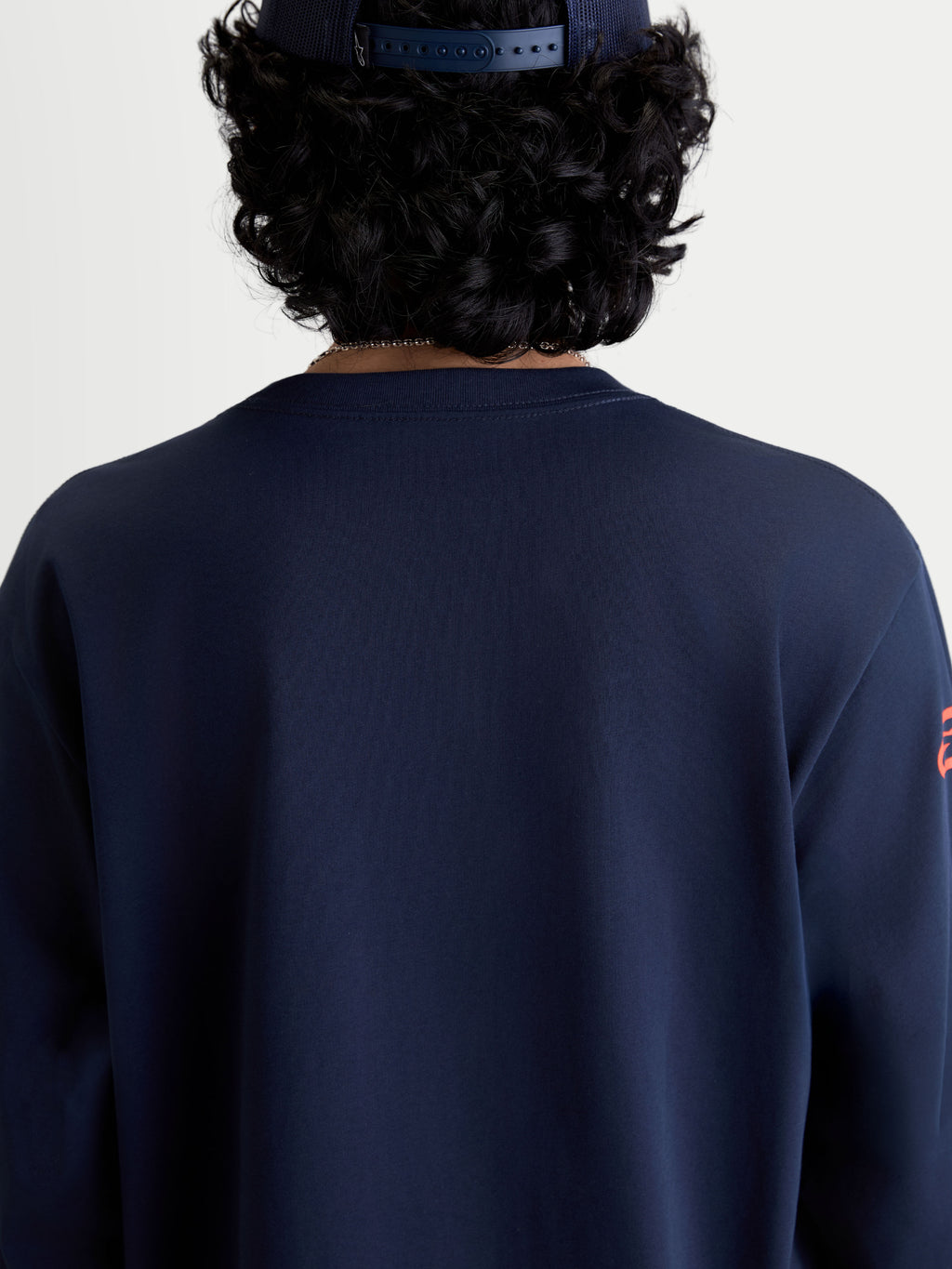 Alpinestars Velocifier CSF Langarm-T-Shirt, Sportswear, Rückansicht am Modell, Navyblau, weicher Materialmix aus Baumwolle und recyceltem Polyester, gerippter Rundhalsausschnitt, vom Motorsport inspirierte Freizeitbekleidung.