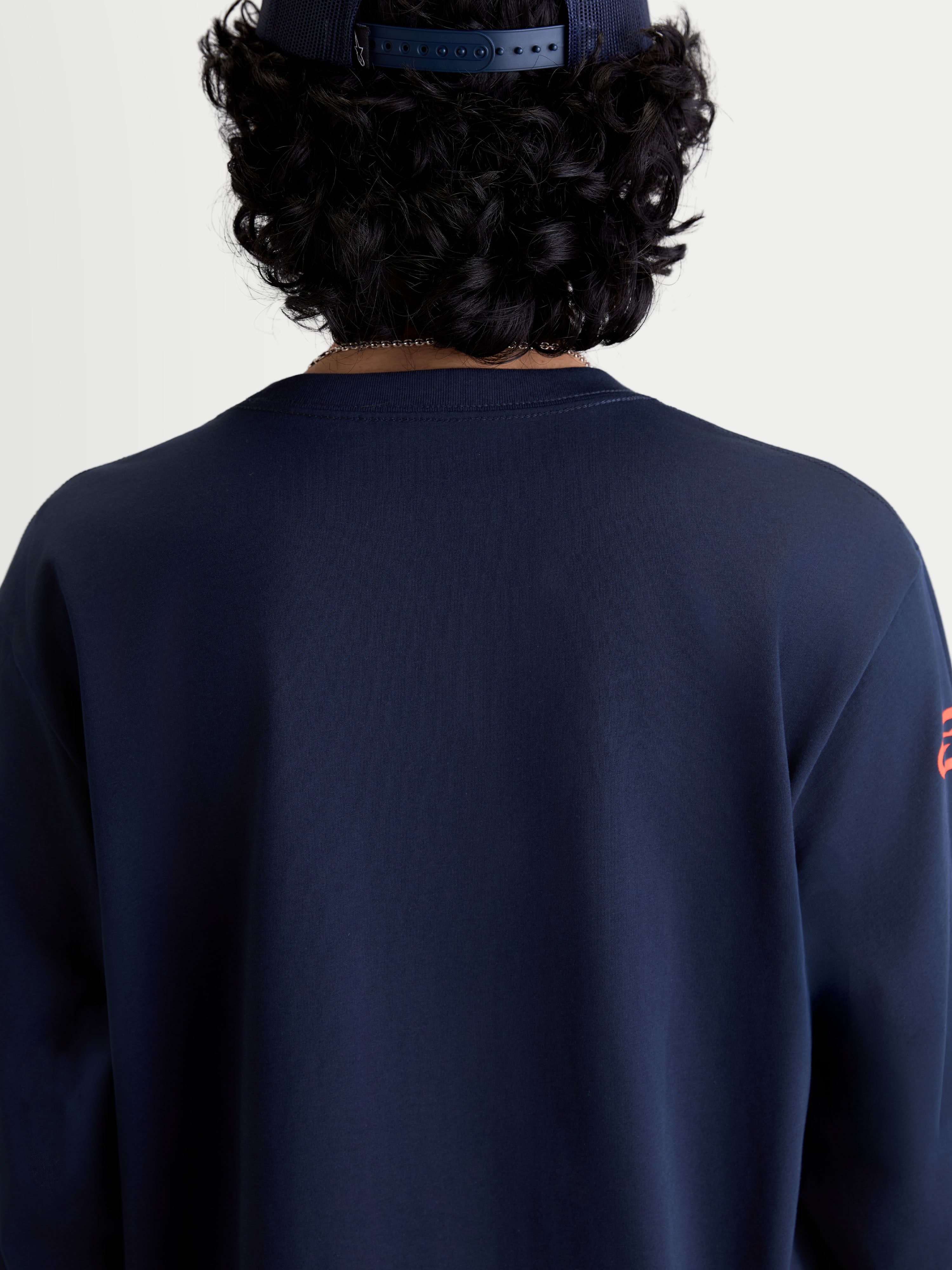 Alpinestars Velocifier CSF Langarm-T-Shirt, Sportswear, Rückansicht am Modell, Navyblau, weicher Materialmix aus Baumwolle und recyceltem Polyester, gerippter Rundhalsausschnitt, vom Motorsport inspirierte Freizeitbekleidung.