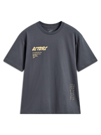 Alpinestars Chalk Oversized CSF T-Shirt, Anthrazitgrau, gelbes Astars-Logo, vertikales Seitenbranding, Kurzarm-T-Shirt.