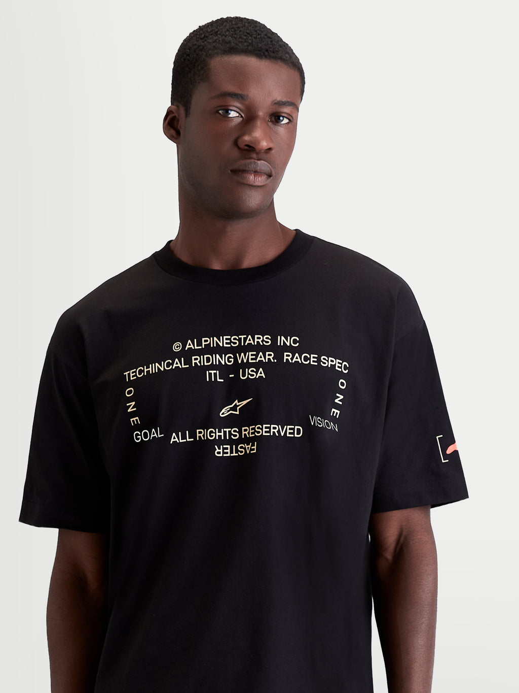 Alpinestars Infinity Oversized CSF T-Shirt, Herren Kurzarm-Sportswear-T-Shirt in Schwarz, mit weißer Frontgrafik 'One Goal. One Vision.' und orangefarbenem Branding am Ärmel, Oversized-Passform für einen lässigen Off-Bike-Style.